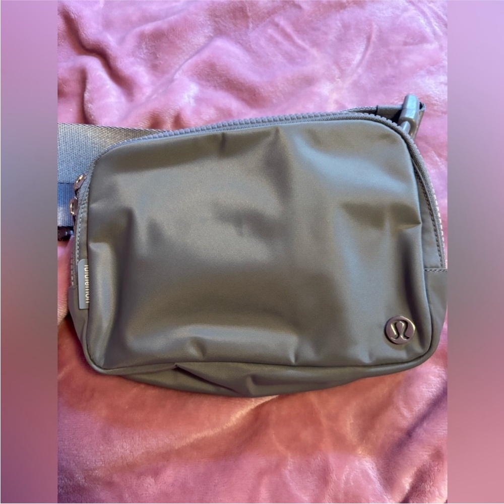 Lululemon 2L Belt Bag Grey